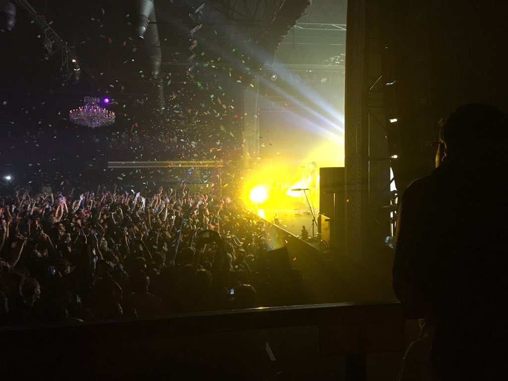 Den_Special_FX's tweet photo. #Cryo and #Confetti for #ChanceTheRapper courtesy of https://t.co/P4H834Aikk https://t.co/HW3lYXhAdE