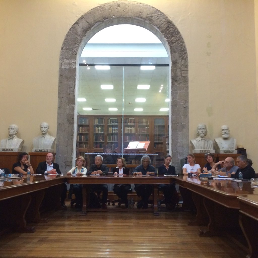 luzgusaviles's tweet photo. Prensa en Transnational Tanteidan en el salón de los profesores eméritos en El Palacio de la Escuela de Medicina. https://t.co/IcIfCuHT2b