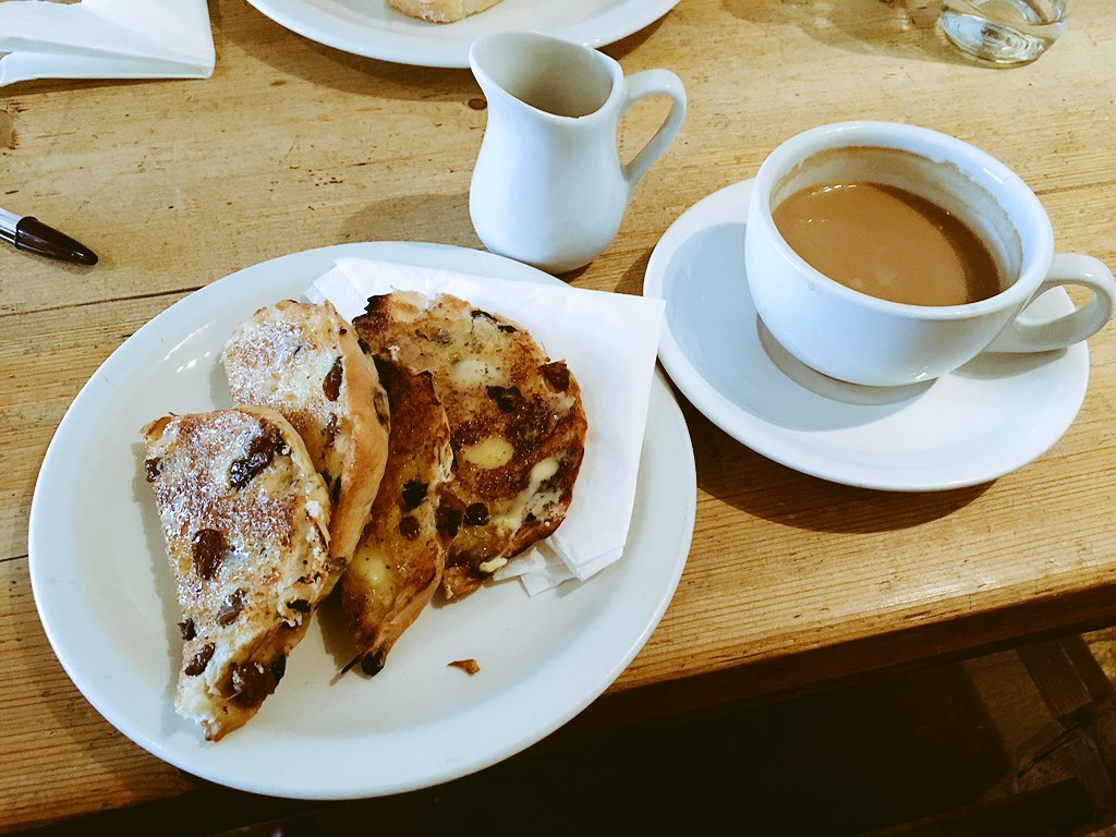 ReconverseMel's tweet photo. Breakfast meeting with the boss... I love #toastedteacakes @JamieASLeonard https://t.co/ntCYJGgGJU