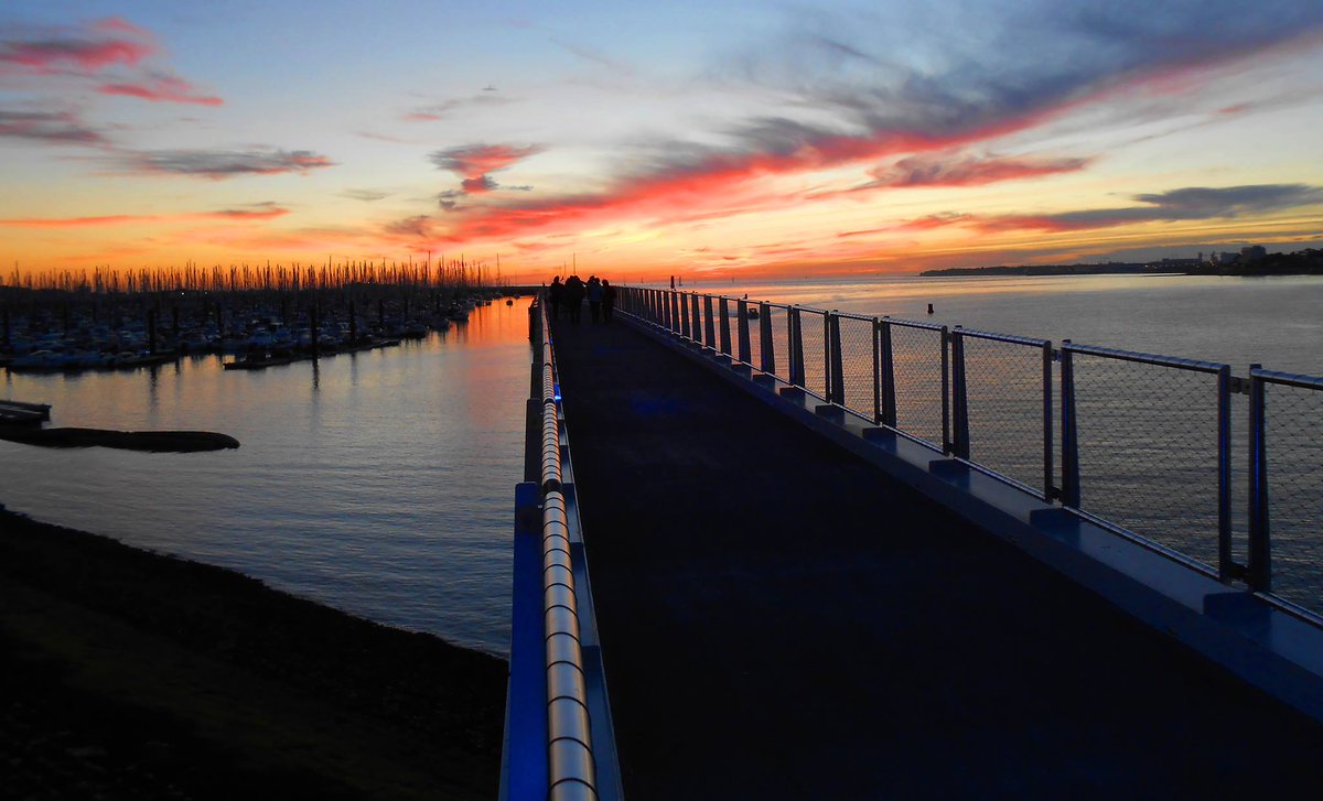 SO_LaRochelle's tweet image. Merci à Evy Varino pour ces belles photos de coucher de soleil sur la passerelle Nelson Mandela, à La Rochelle.