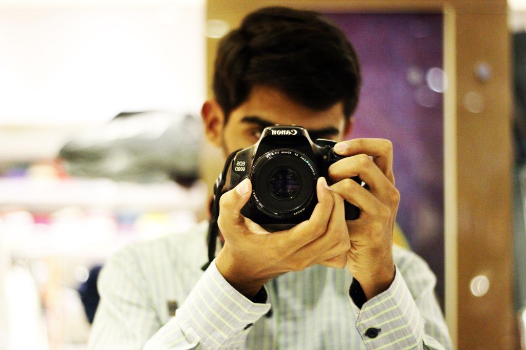 thehammadahmad's tweet photo. If the camera lenses are round, then why are the pictures square. https://t.co/f6wKaeBWhn