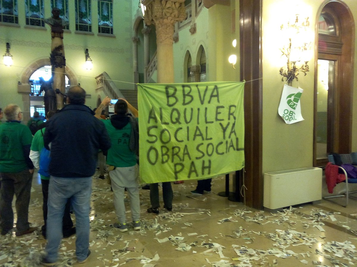 PAH_Trs's tweet photo. Queremos una vivienda xq es nuestro derecho,sin alquiler social no nos movemos @ObraSocial_PAH #BbvaAlquilerSocialYa https://t.co/QJ7sp2a48j