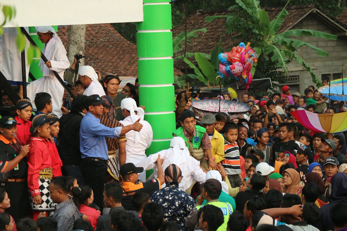 Ribuan apem disiapkan untuk diperebutan masyarakat yang hadir di kompleks Makam Kiai Wonolelo | <a href="/SaparanWonolelo/">Saparan Wonolelo</a>