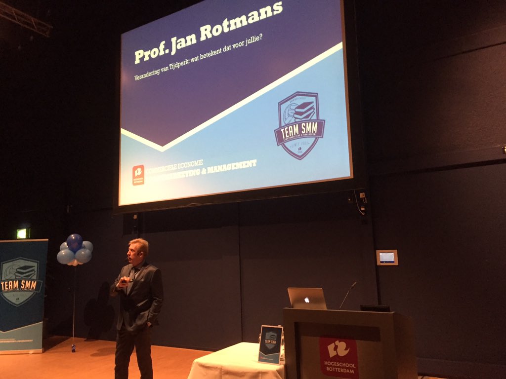 hr_smm's tweet photo. @janrotmans geeft een lezing over de verandering van tijdperk. Wat betekent dat voor studenten? #openingdaysmm https://t.co/CMDMo37sbW