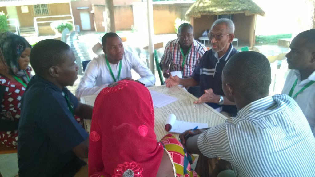 Map4Dev's tweet photo. Le Pr Albert Wright qui édifie sur les dangers de l'utilisation des l'#Énergies fossiles #FightUnfair #COYNiger https://t.co/N5TuTsRt3h