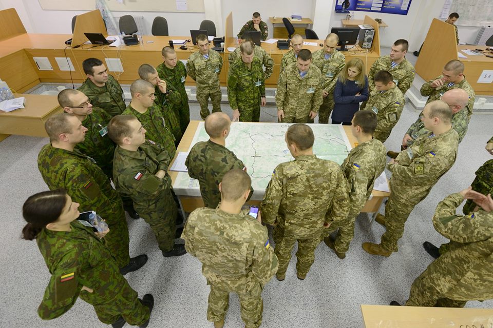 GeneralStaffUA's tweet image. Військові ЛитПолУкрбриг разом із @CanadianArmy відпрацьовують злагодженість дій #MapleArch: on.fb.me/1PQIqc2