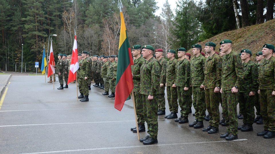 GeneralStaffUA's tweet image. Військові ЛитПолУкрбриг разом із @CanadianArmy відпрацьовують злагодженість дій #MapleArch: on.fb.me/1PQIqc2