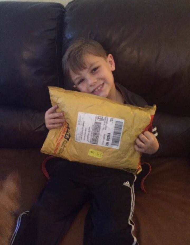 9K7aled's tweet image. طفل كان يحتفظ بمال ليشتري ايباد، لكنه تبرع به لمسجد هُدم بعد حادثة باريس، فتكفلت الجمعية الاسلامية بشراء ايباد له ❤️