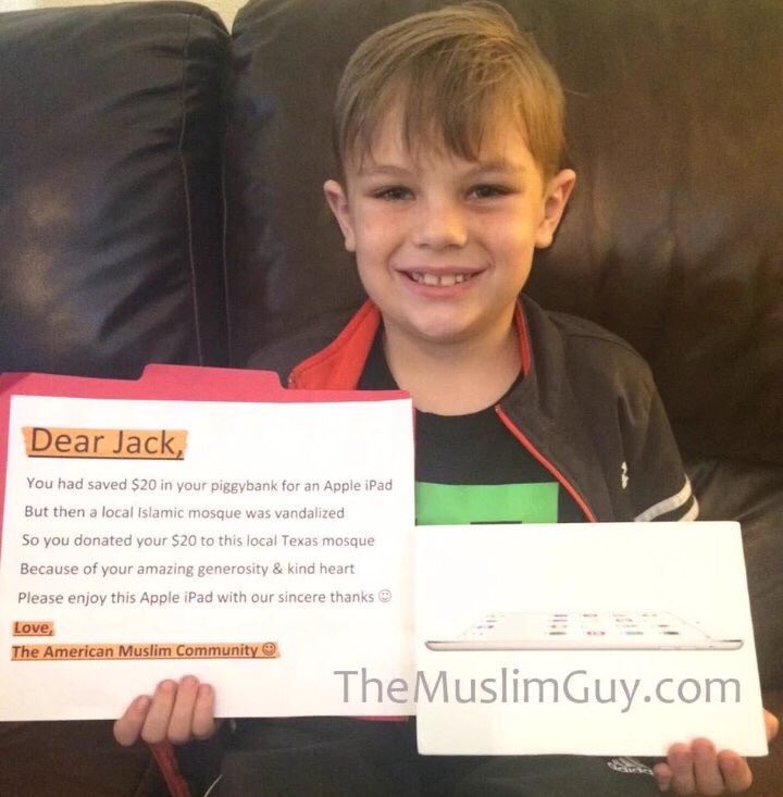 9K7aled's tweet image. طفل كان يحتفظ بمال ليشتري ايباد، لكنه تبرع به لمسجد هُدم بعد حادثة باريس، فتكفلت الجمعية الاسلامية بشراء ايباد له ❤️