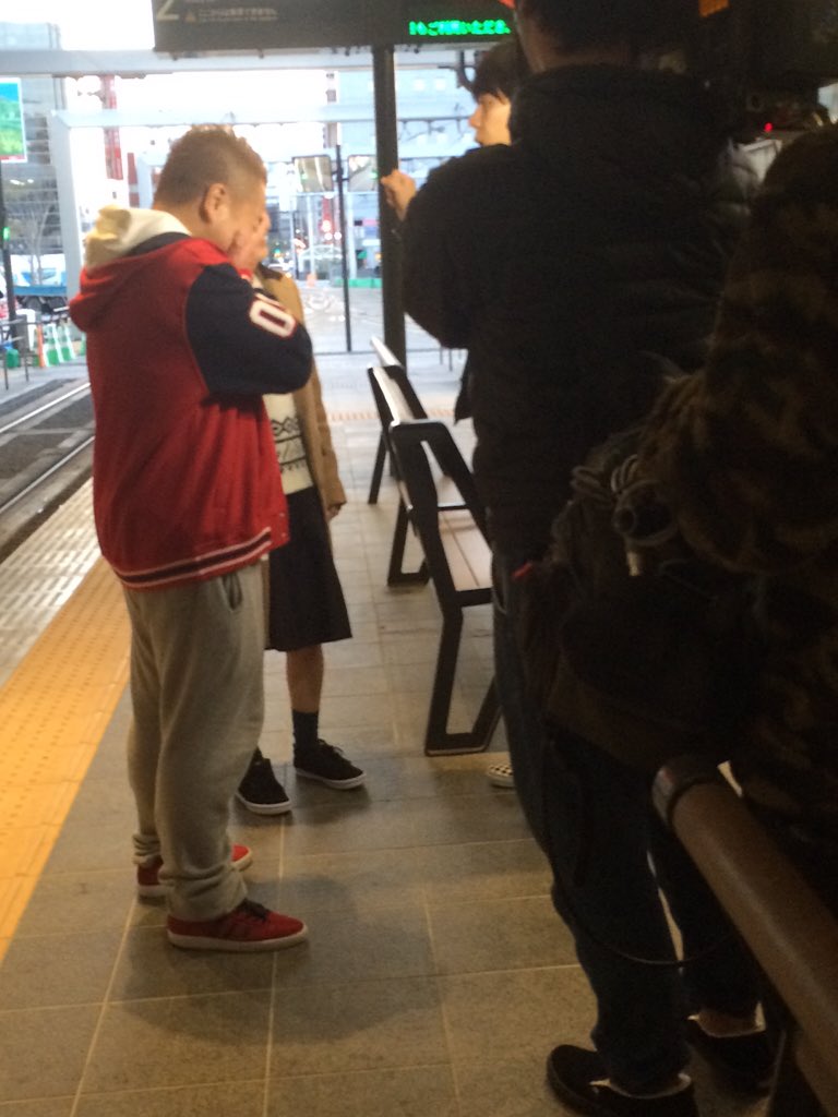 フェンリル卿 目撃情報によると出川さん コカドさん ロッチ 生駒ちゃんを見たって情報があるから顔が見えないけどおそらくこの画像は生駒ちゃんなんだろうね 推測すると前に 所志村の戦うお正月 でこの三人で電車スゴロクやってたからその番組かも フェンリル卿 目撃情報によると出川さん コカドさん ロッチ 生駒ちゃんを見たって情報があるから顔が見えないけどおそらくこの画像は生駒ちゃんなんだろうね 推測すると前に 所志村の戦うお正月 でこの三人で電車スゴロクやってたからその番組かも