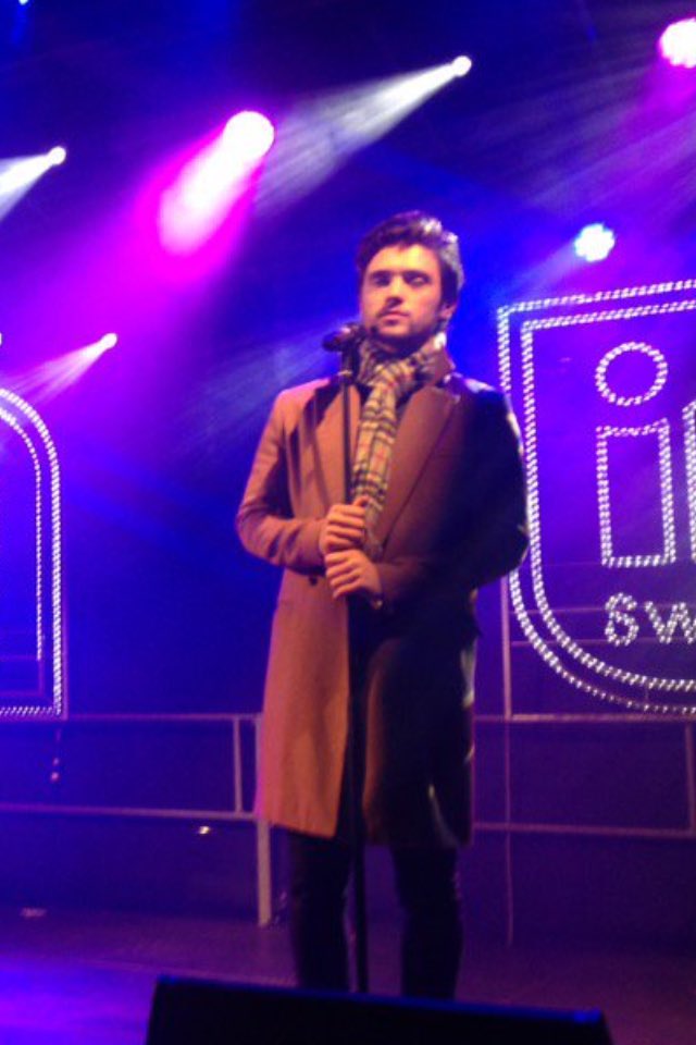 WATHamblettsFR's tweet photo. JJ | JJ sur scène hier soir pour le #SwindonLightSwitchOn (4) https://t.co/rmpOmvrmNk