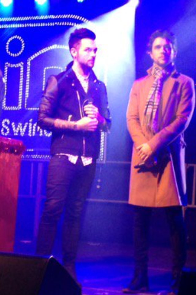 WATHamblettsFR's tweet photo. JJ | JJ sur scène hier soir pour le #SwindonLightSwitchOn (4) https://t.co/rmpOmvrmNk