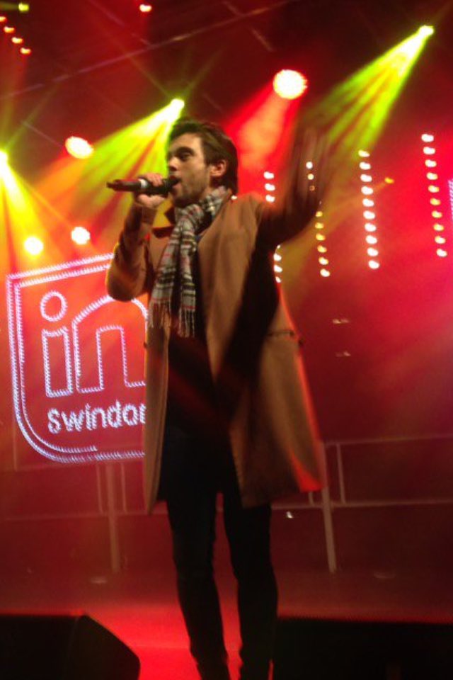WATHamblettsFR's tweet photo. JJ | JJ sur scène hier soir pour le #SwindonLightSwitchOn (4) https://t.co/rmpOmvrmNk