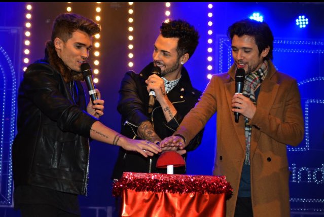 WATHamblettsFR's tweet photo. JJ | JJ sur scène hier soir pour le #SwindonLightSwitchOn HQ (5) https://t.co/YxZjr5C3sj