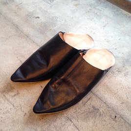 Spur シュプール 春のシューズトレンドのひとつがバブーシュ A P Cの展示会ではシックに取り入れられるブラックレザーの一足を発見 これは狙い目です 編集k T Co W2hhntsner T Co M5ixdesors Twitter