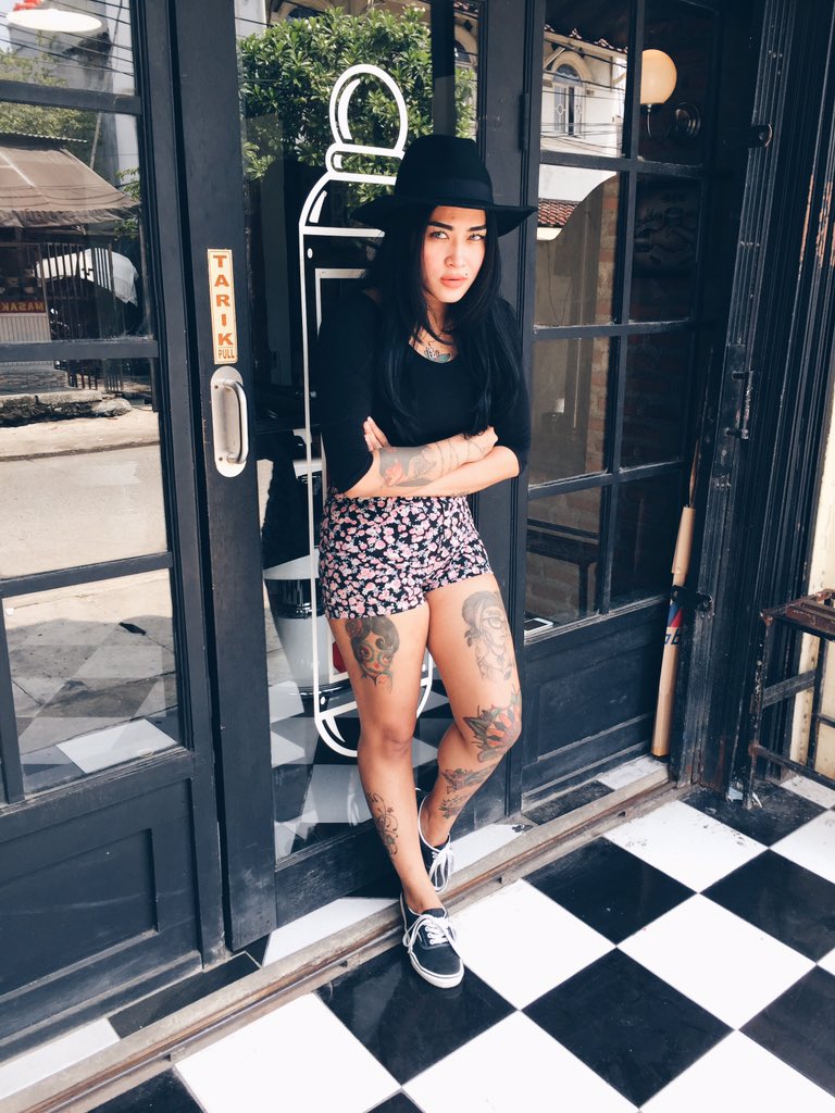 Embak nya udah siap nih buat ngerapihin rambut kalian. Yuks ✂️