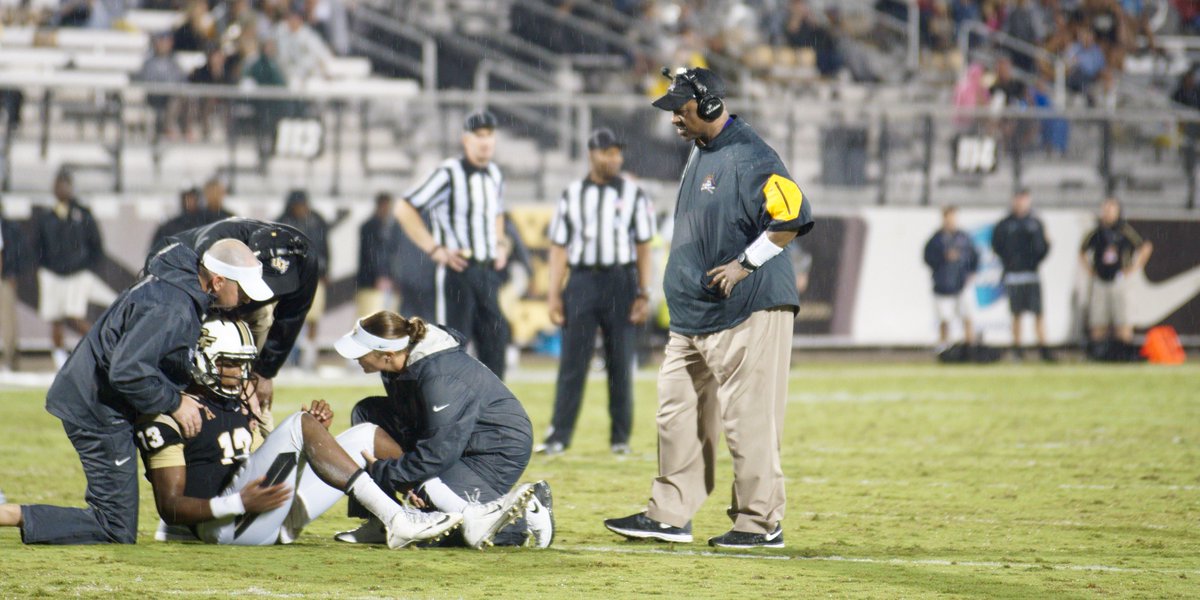 StephenIgoe's tweet image. There aren't many head coaches out there who go check on the opposing players' injuries during a game. First class.