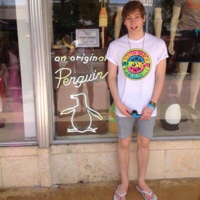 FiveSOSAlertsWW's tweet photo. 2013(luke_is_a_penguin) vs 2015(lukehemmings) 
#MTVStars 5 Seconds Of Summer https://t.co/oA1kILFH6O