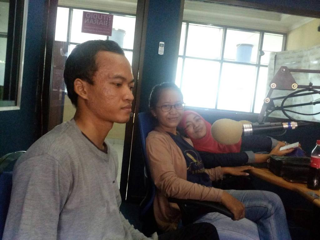 Pakarsajen's tweet photo. Ketua pakarsajen sedang on air di @RadioUnair https://t.co/oD1O1TUFto