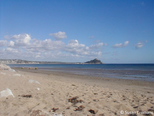 Please RT - Safety warning over mystery substance washing up on Cornish beach: piratefm.co.uk/news/latest-ne…