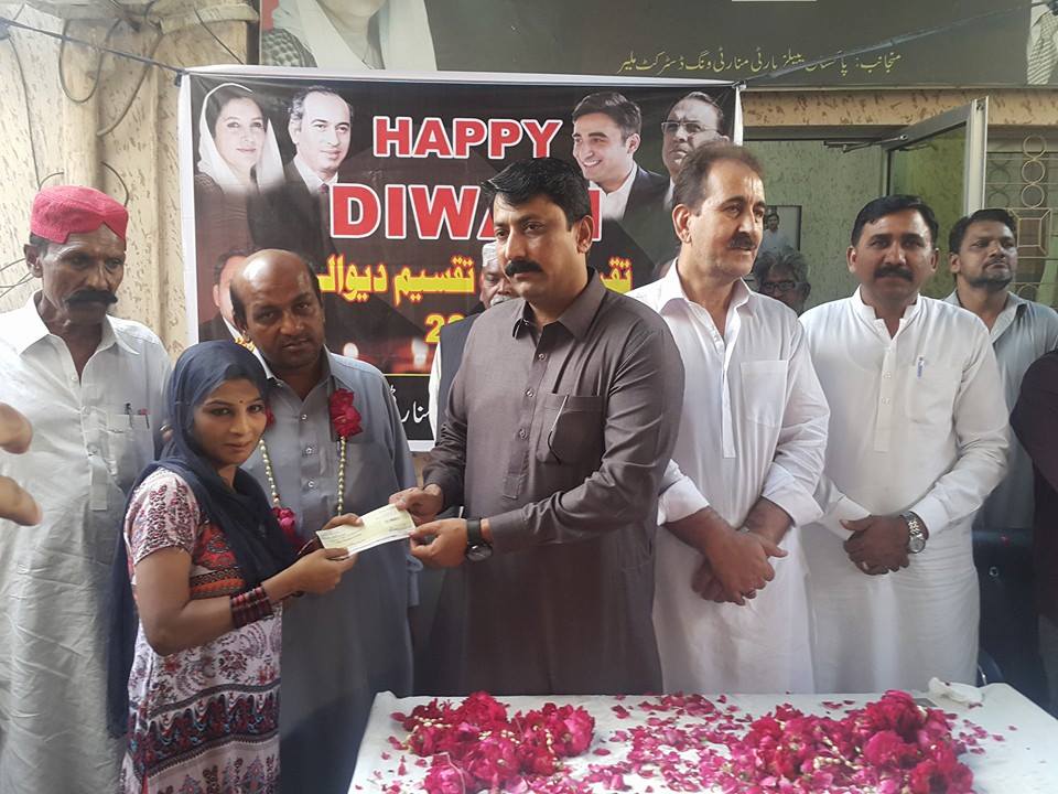 yasirbhatti0202's tweet photo. PPP #Minoritieswing Karcahi #MushtaqMatoo @IqbalSandh in Diwali Event and distributing check to poor families https://t.co/J5JWOztqh2