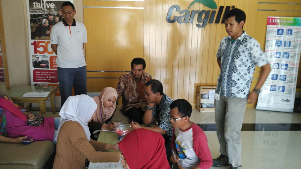 StoreMateDPK's tweet photo. Ooredoo indosat store Depok activity at Cargill  #IndonesiaDigitalNation #matrixsuperplan #HUTIndosatOoredoo https://t.co/UJF7CdBmO7