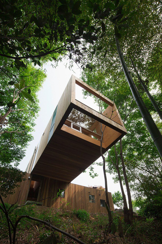 LOFTandECO's tweet photo. House soaring over the #Wood in #Japan - https://t.co/UGt8FAJ9If #Design #Eco #Ecodesign #Inspiration https://t.co/1LlZJgiSTy