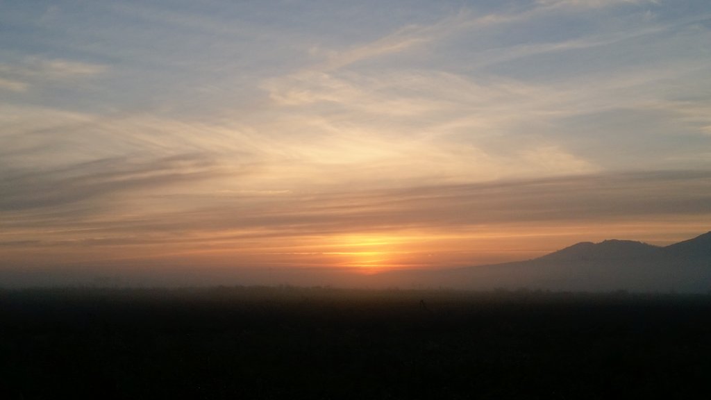 marlavado's tweet photo. Bonito amanecer! El sol intentando salir entre las nubes y la niebla. @carlos_benito .@cextremadura . https://t.co/fGSANaKTfH