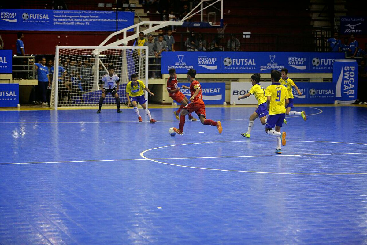 Seru dan panass! SMAN 1 Manyar berhasil menahan imbang SMAN 18 Bandung 2-2! #BeTheNextAthlete <a href="/PocariFutsalID/">hiyo</a>