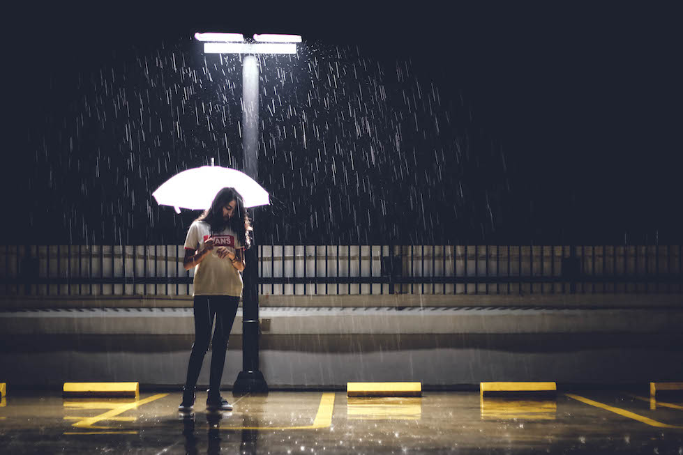vansofficialID's tweet photo. You can never go wrong with SK8-HI and T-shirt (even on a rainy day) #Vansgirls #OffTheWall https://t.co/2S8jlLTKm7