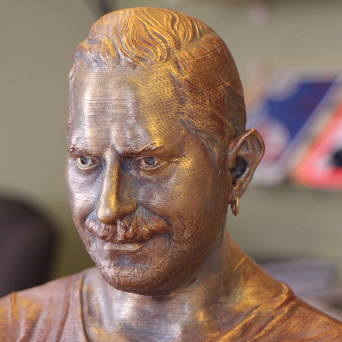 Büstün üretiminde Ultimaker 2 Extended 3B yazıcı kullanıldı. Gövde ve kafa ayrı ayrı 100 mikron kalite ile üretildi.