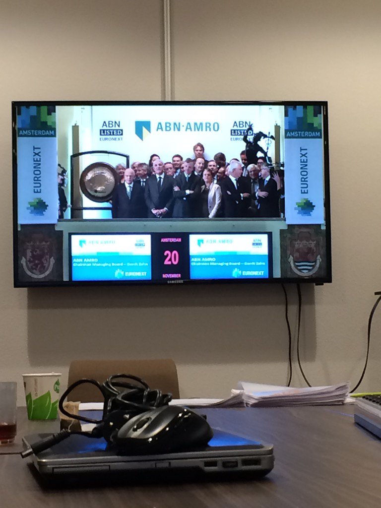 mauritsborn's tweet photo. Live beursgang @ABNAMRO met collega's volgen #goes. Uniek moment ! https://t.co/aesioUPXX8