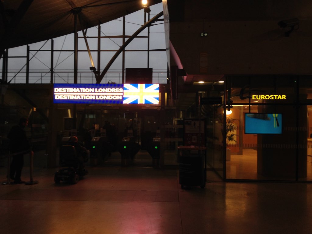 PREVOST_B's tweet image. D-day pour le #hacktrain . Fine pluie sur Lille. So british! Merci au tweetos #sncf 🚝🇫🇷