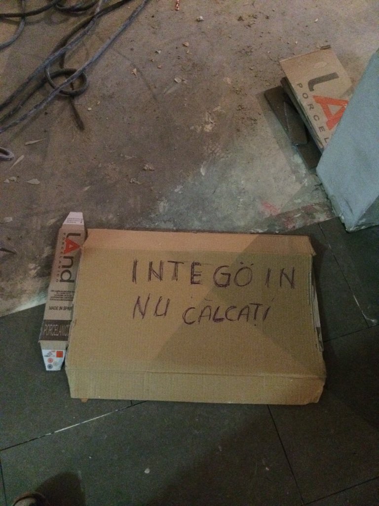MattiassonEric's tweet photo. Svenska hantverkare.... "Gå inte in, nykaklat!" https://t.co/QnSWgLalCt