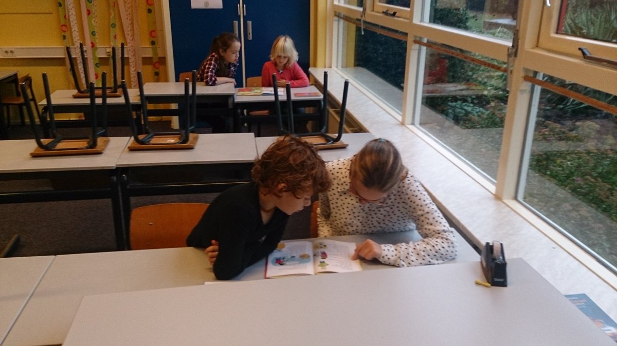 DianadeVisser78's tweet photo. Weer genoten deze week van het #tutorlezen! Groep 3 leest met groep 7! #leeskilometers #leesplezier @HetLichtschip https://t.co/aaRWITlLTx