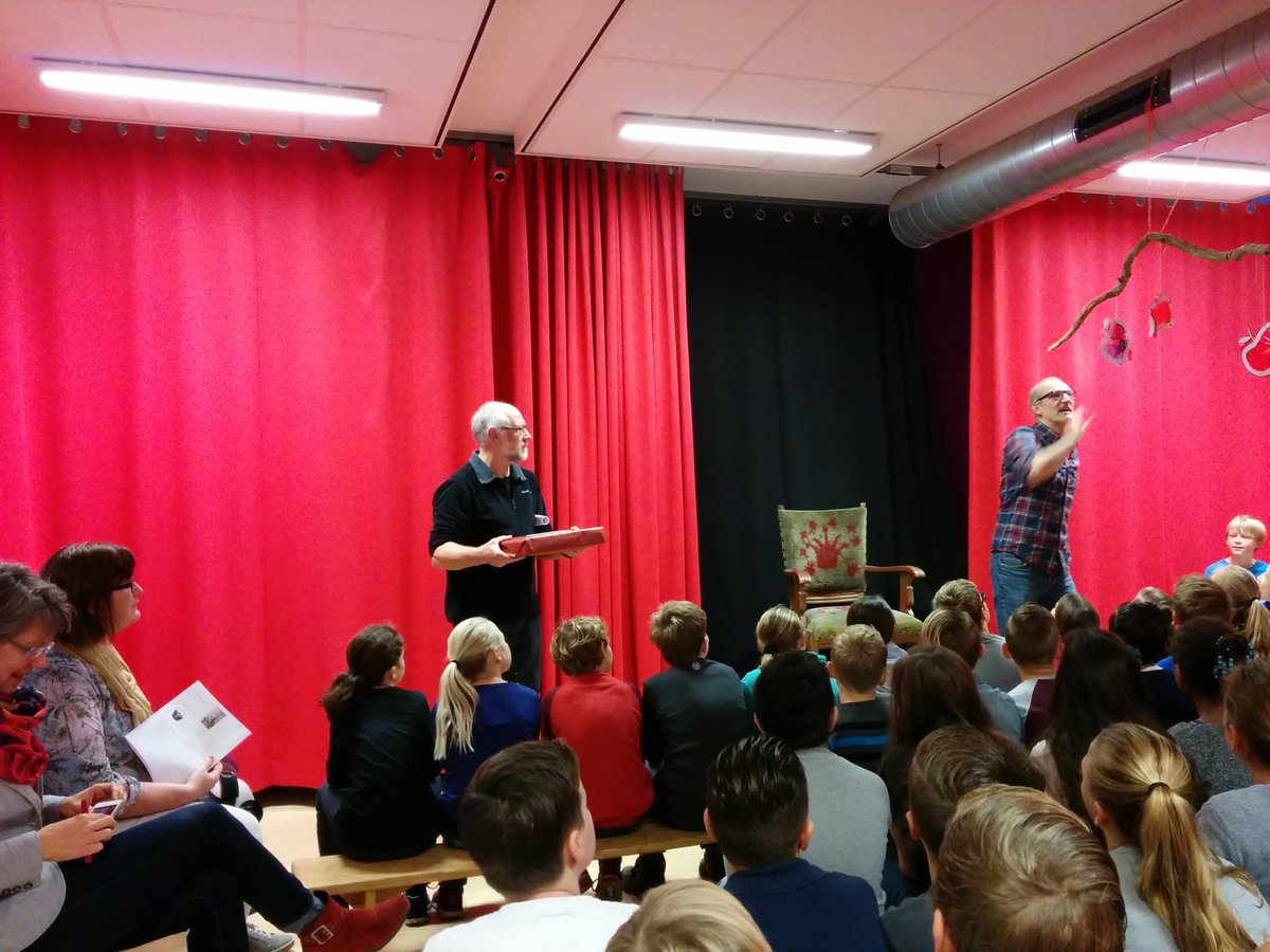 Monument van obs Dubbeldam meester Evert vandaag 65jr geworden en de lln van gr7 en 8 zingen hem hard toe #vanharte