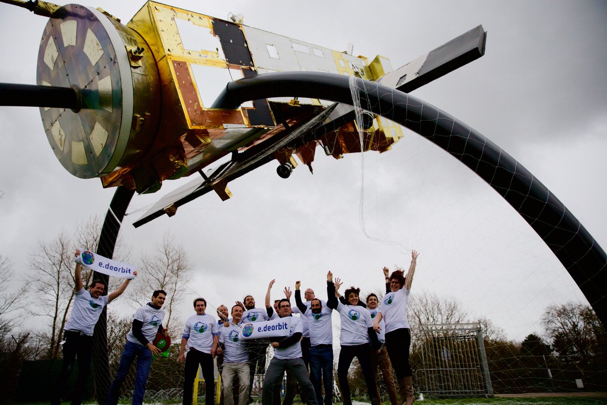 ESAcleanspace's tweet photo. #cleanspace ppl are ready to e.deorbit Envisat! https://t.co/XJXXZR9kSJ #spacedebris @esa @ESA_Tech https://t.co/wmDcpzLGgR
