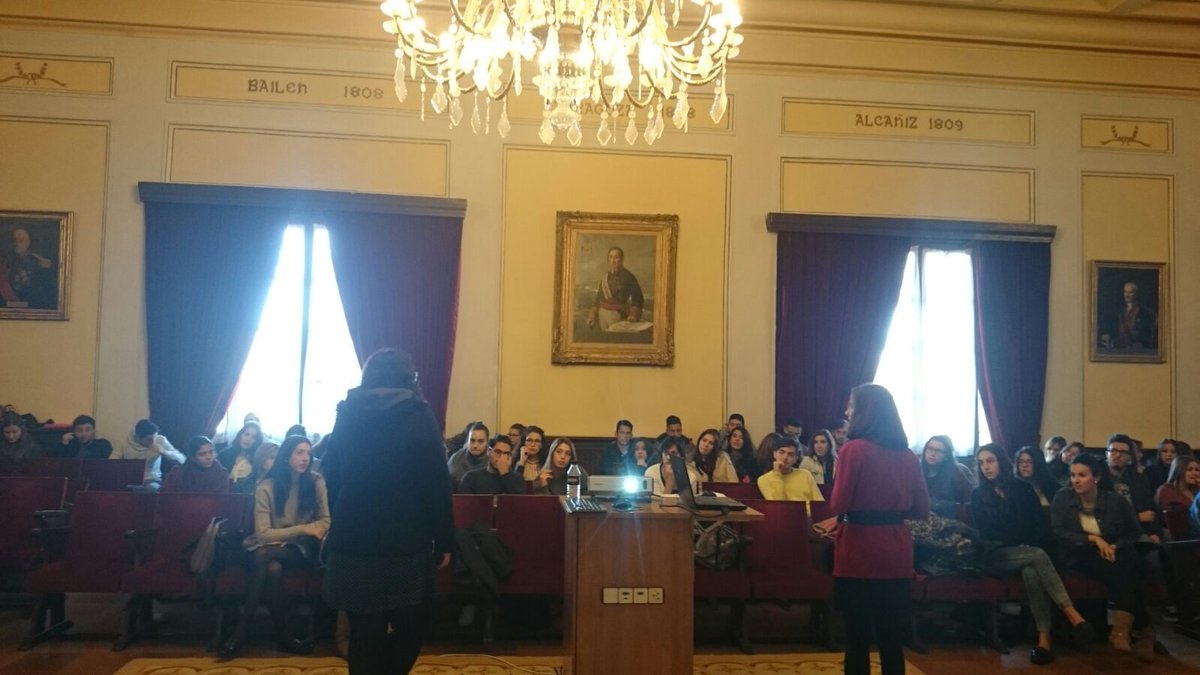 alfiljuvenil's tweet photo. Desde la mesa presidencial escuchando la ponencia de Lola y Ana sobre bodas, ¡viva los novios! #protocolo2015 https://t.co/3AzT3wYOYM