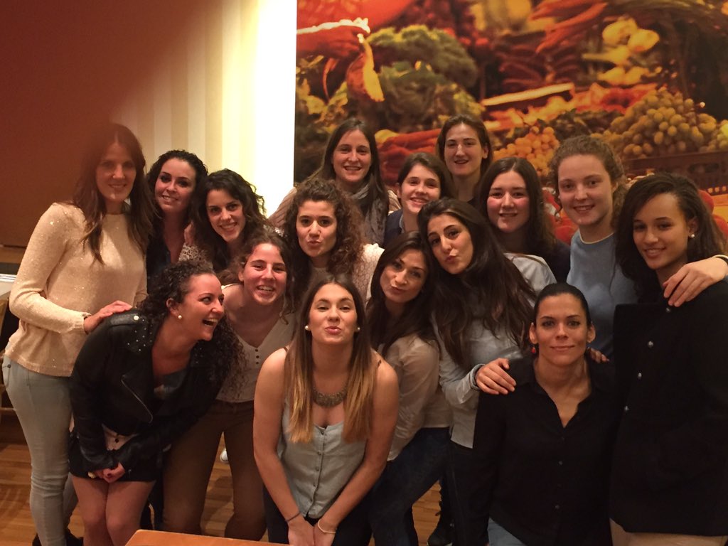 ClebaLeonBm's tweet photo. CAROBELS ULE CLEBA coge fuerzas en @ginosleon para la #CopadelaReina. Gracias @juliohosteleon #leonesp https://t.co/hgVPLVy01C