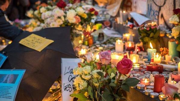 ReportageRFI's tweet photo. Paris, de l'effroi à l'esprit de résistance Un @ReportageRFI de Bruno Faure https://t.co/LRXY8EFFCL @RFI https://t.co/uzTuSVU00X