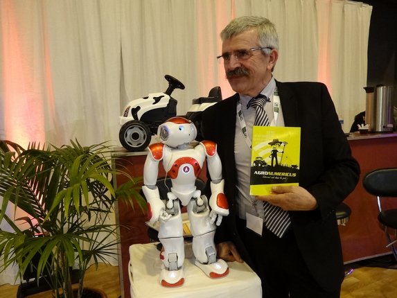 TechElevage's tweet image. #TE2015 : Présentation d'@Herve_Pillaud de son livre @agronumericus techelevage.fr/te2015-present… via @techelevage