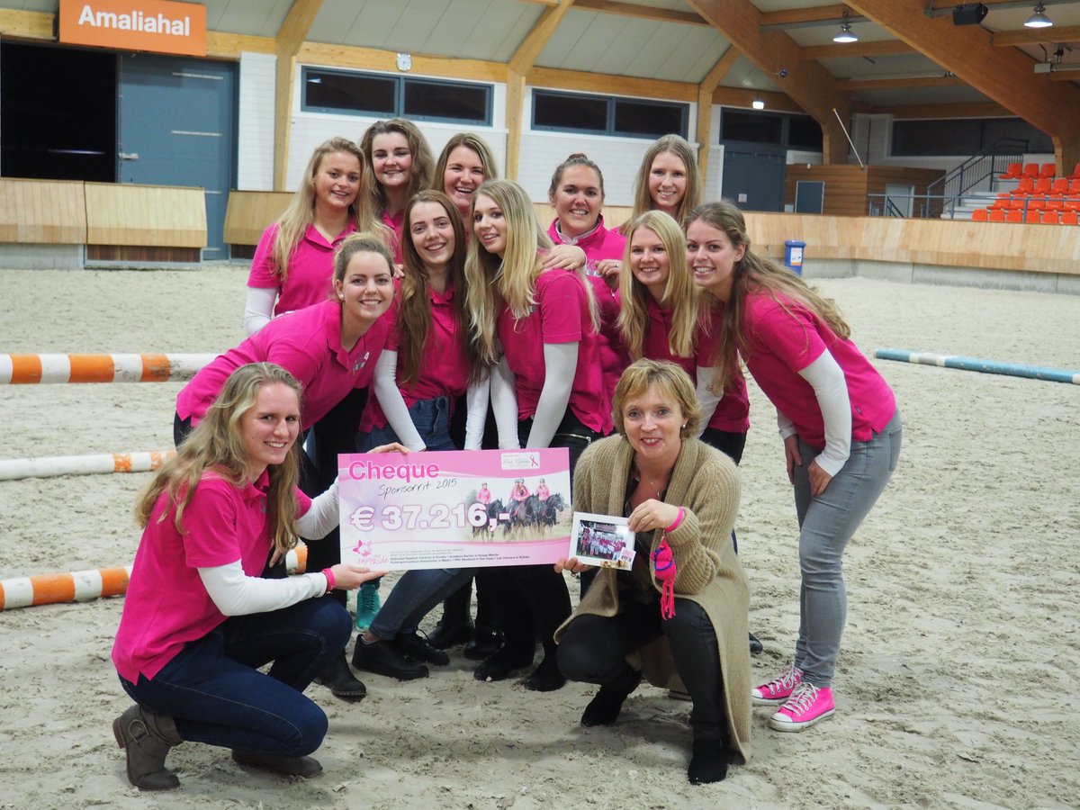 KNHSNederland's tweet photo. Recordopbrengst voor @pinkribbon_NL @KNHS_ETR #pinkrides #ruitersinroze https://t.co/1mim1VqeQS https://t.co/OpFbwD0P0I