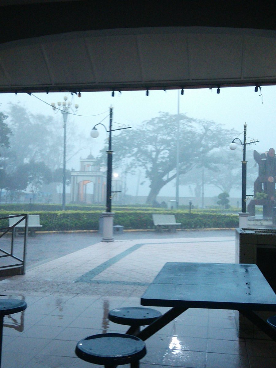 Hujan lebat sekitar muar. Hati hati ketika memandu