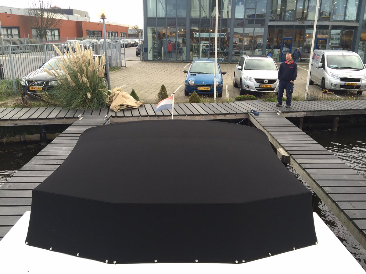 Mooie strakke kapjes geplaatst in #Zaandam bij <a href="/DZeilmakerij/">Dekker Zeilmakerij</a>