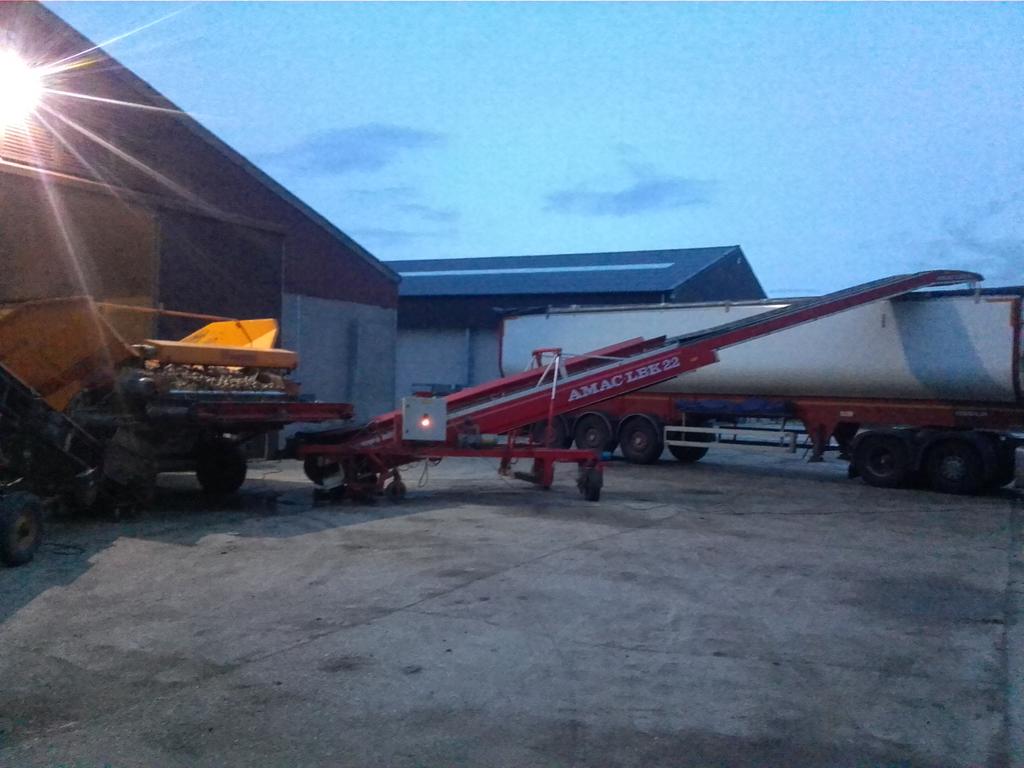 markske1983's tweet photo. Zo, eerste aardappelen #folva hebben de boerderij weer al verlaten. #kleinjan #oogst2015 https://t.co/LVkXIThTlQ