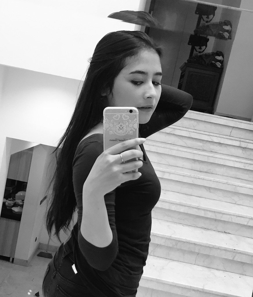 prillyyla's tweet photo. Rambut udah segini.. Potong gak? https://t.co/wyM7ElFVp2
