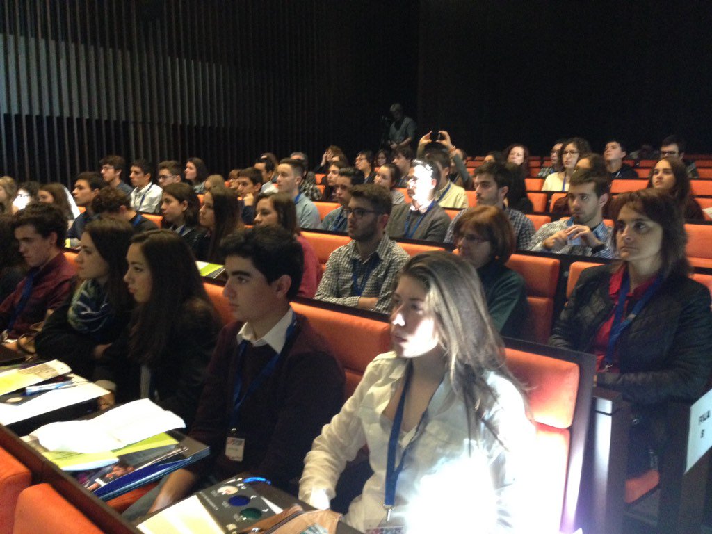 Alumnes de totes les edats participant en el 1er #congresfotonicjove a l'#ICFO!!  <a href="/GoPhoton/">GoPhoton!</a>