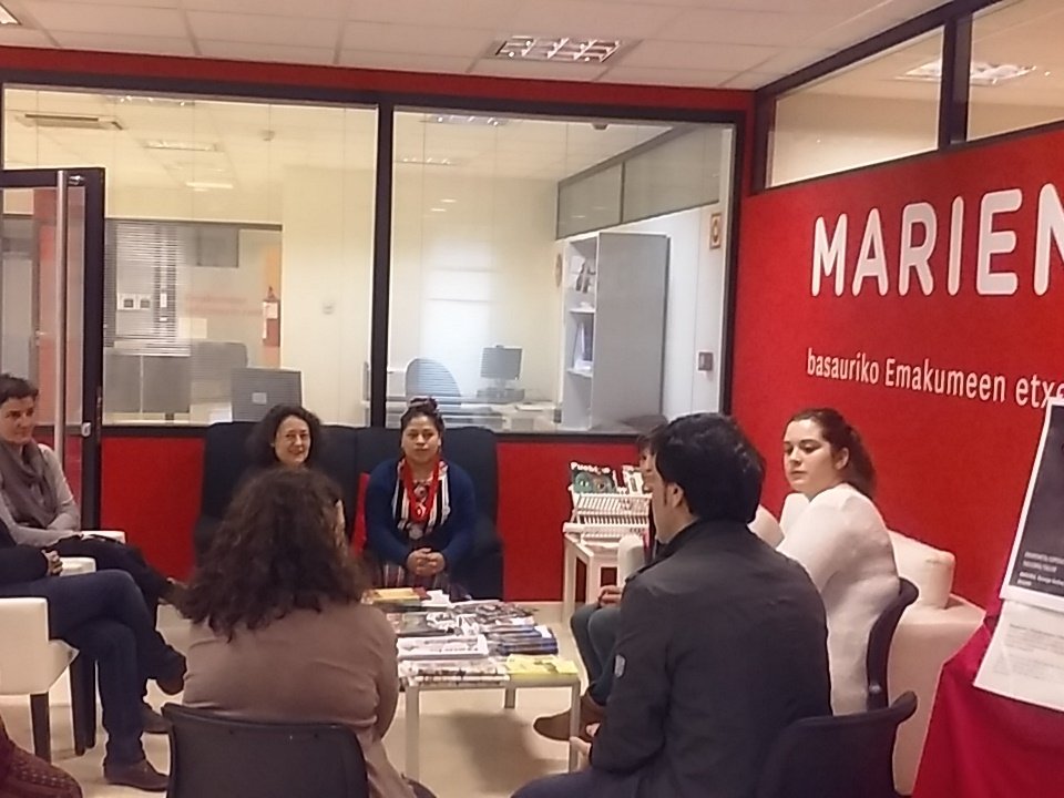 Las lideresas guatemaltecas conociendo la casa de las mujeres de Basauri, Marienea. En 10 minutos empieza la jornada