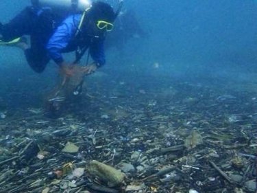 Seasaver's tweet photo. #Phuket, #Thailand trashing its marine life &amp; tourist future https://t.co/c4AjJB9U5o @Bigislandmedia #pollution https://t.co/ncSDzsyMNF