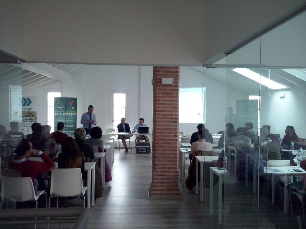 chemafamelgo's tweet photo. En la Jornada Captura de datos en viñedo #Rueda #CRDO #Habitualdata #digitalpen @HispatecAGRO #SmartRural @DORueda https://t.co/FXcFIJ7W36